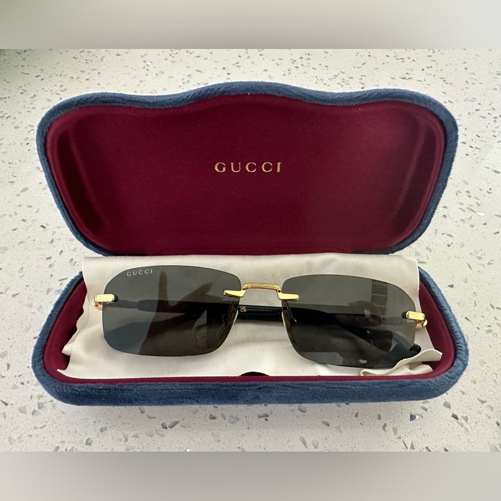 Authentic men’s Gucci sunglasses with case, dust cloth and authenticity card.